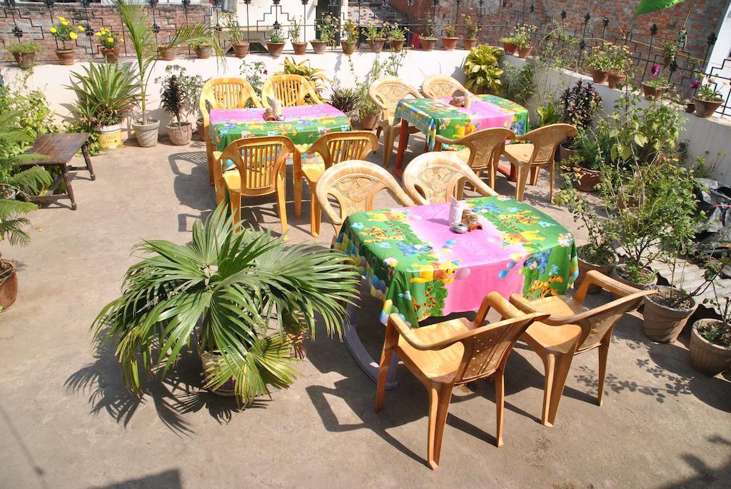 Elvis Guest House Benares Buitenkant foto