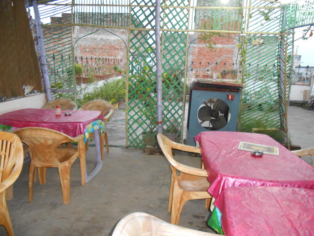 Elvis Guest House Benares Buitenkant foto